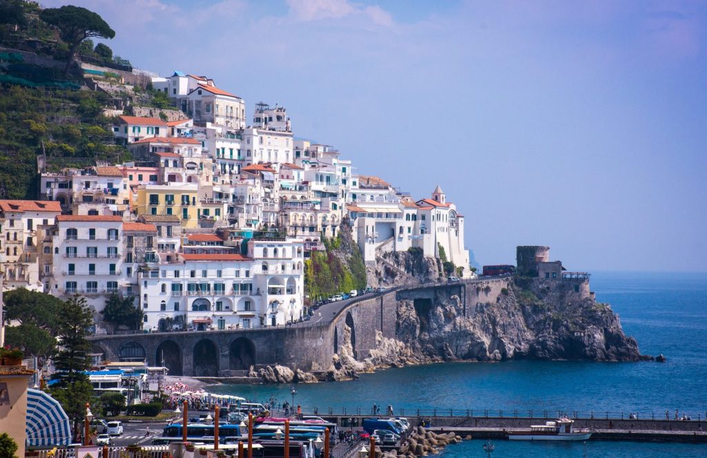 La Costiera Amalfitana, un patrimonio inestimabile mondiale, in tutta la sua bellezza vista dal mare.