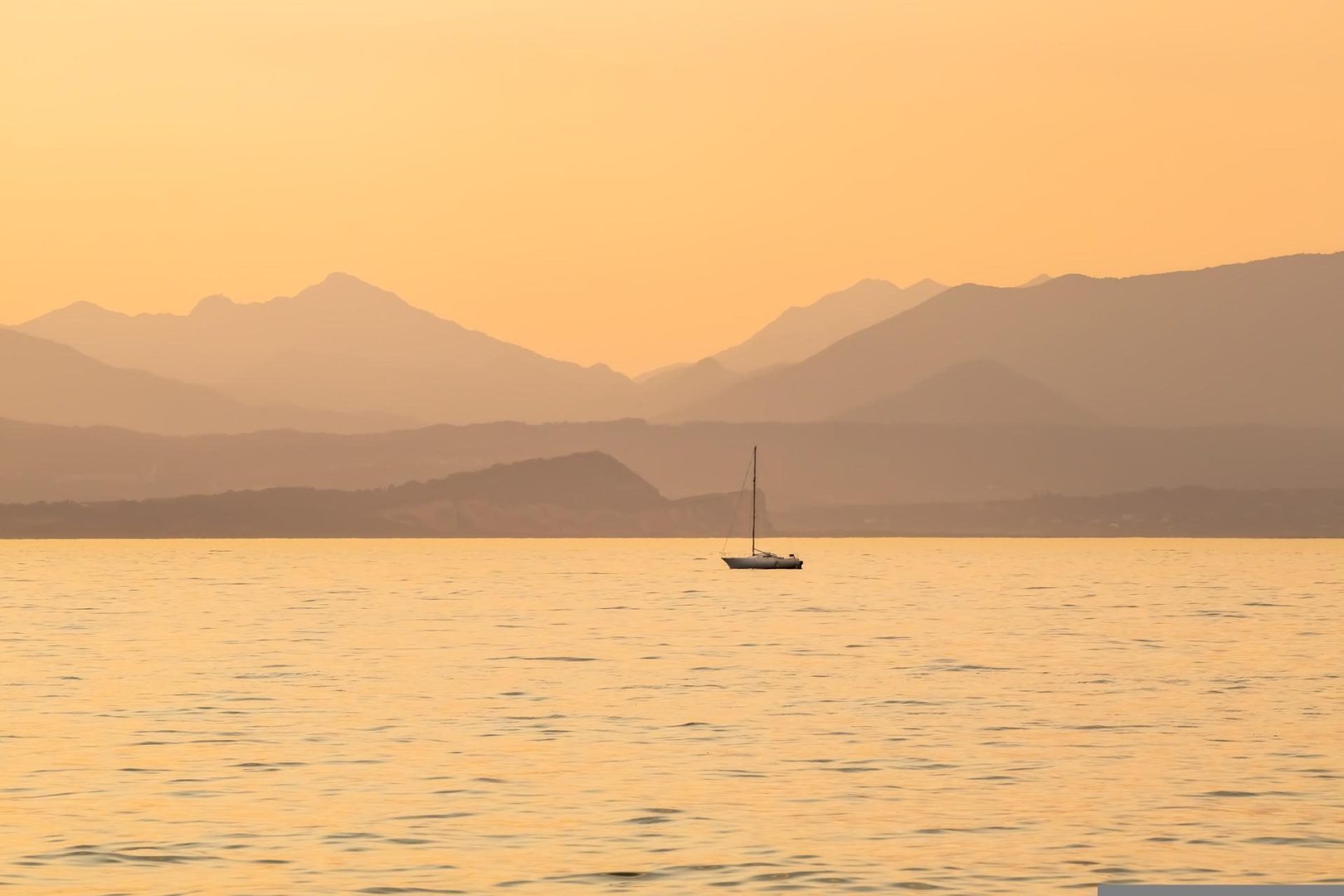 Le emozioni, la calma ed i colori del mare, durante una veleggiata al tramonto