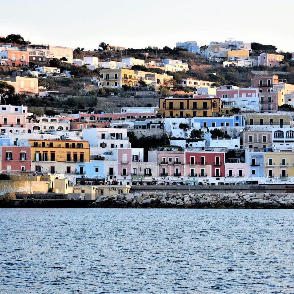 Arrivando all'Isola di Ponza, non si puo' che rimanere meravigliati dalle case colorate della sua costa