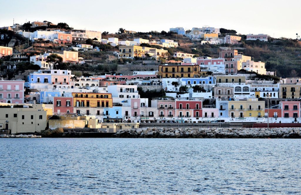 Isola di Ponza, tra le piu' modaiole dell'arcipelago pontino, al vostro arrivo da mare,si presenta con le sue case colorate