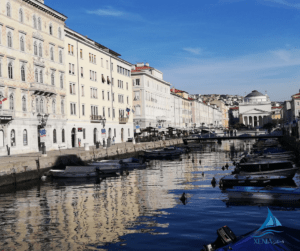 Trieste ed i suoi canali, riflessi degli edifici in acqua