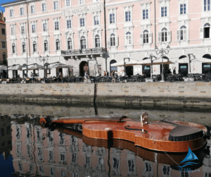 Violino in acqua galleggiante, durante la Barcolana 2022