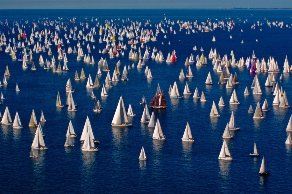 Barcolana, lo spettacolo delle barche che veleggiano in mare, nel Golfo di Trieste